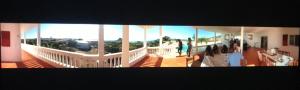 un grupo de personas de pie en un balcón en La Villa Ingrid en Antsiakambony