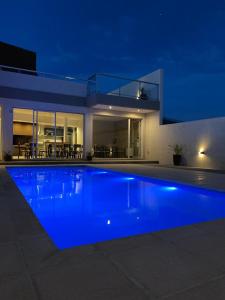 - une piscine en face d'une maison la nuit dans l'établissement Sea view las grutas, à Las Grutas
