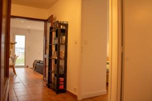 Bibliothèque dans la maison de vacances