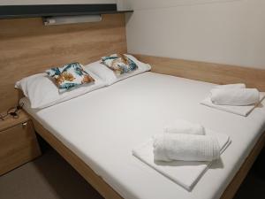 ピロヴァッツにあるCHARTA mobile home Mayaの大きな白いベッド(枕2つ付)