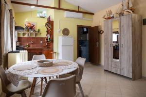 kuchnia i jadalnia ze stołem i krzesłami w obiekcie Entertainment house Καστορια w mieście Kastoria