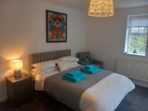 سرير أو أسرّة في غرفة في Peaceful Retreat in Basildon - Relocators & Contractors Welcome