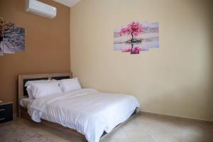 1 dormitorio con 1 cama y una pintura en la pared en Entertainment house Καστορια en Kastoria
