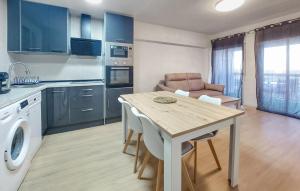 O bucătărie sau chicinetă la 2 Bedroom Beautiful Apartment In La Pobla De Farnals