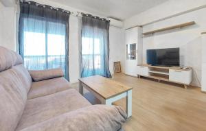 2 Bedroom Beautiful Apartment In La Pobla De Farnals 휴식 공간