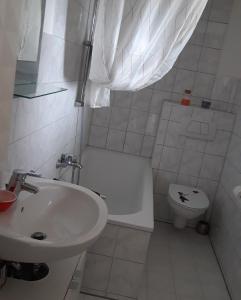 Et badeværelse på 3-Raum Wohnung + 10 billeder