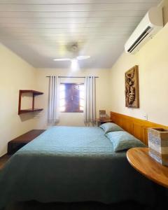 - une chambre avec un lit bleu et une fenêtre dans l'établissement Casa Dende Corumbau 5 Min Praia de Corumbau, à Barra de Itabapoana