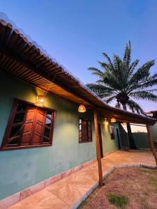 une maison avec un palmier en face dans l'établissement Casa Dende Corumbau 5 Min Praia de Corumbau, à Barra de Itabapoana