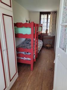 Двуетажно легло или двуетажни легла в стая в Chambres d’Hôtes Chez Claire