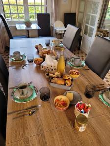 Morgenmad for gæster der bor på Chambres d’Hôtes Chez Claire