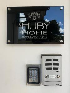 una señal para una casa del metro con un teléfono público en SHUBY HOME, en San Pietro Vernotico