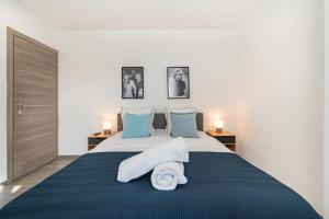 a bedroom with a large bed with towels on it at Hypercentre - Palais 5mn - Plages & Croisette 2mn in Cannes
