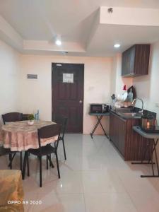 - une cuisine et une salle à manger avec une table, une table et des chaises dans l'établissement Persimmon Studio Single Unit, à Cebu