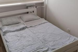 Un pat sau paturi într-o cameră la CityCenter ŚWIĘTOKRZYSKA apartament