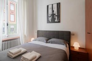 ein Schlafzimmer mit einem Bett mit zwei Handtüchern darauf in der Unterkunft Teatro Ariston & Piazza Colombo Elegant Apartment in Sanremo