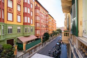Blick auf eine Stadtstraße mit Gebäuden in der Unterkunft Teatro Ariston & Piazza Colombo Elegant Apartment in Sanremo