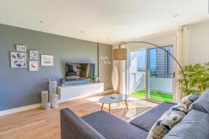 una sala de estar con un sofá y una mesa en Apartamento Pura Vida! Vistas al mar, playa a 5 min. Terraza, WiFi y A/A., en Aguadulce
