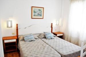 1 dormitorio con 1 cama con 2 almohadas en Apartamento Castellsol 105., en Arenal d'en Castell