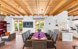Köök või kööginurk majutusasutuses Cozy Home In Sovinjak With Outdoor Swimming Pool