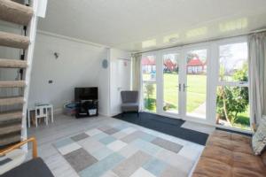 een woonkamer met een groot raam en een televisie bij Chalet Thirtyone in Deal