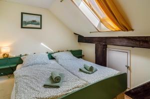 1 dormitorio con cama verde y ventana en Ruheinsel en Schweiburg