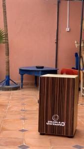 - une table de ping-pong bleue dans une chambre dotée de parquet dans l'établissement Riad Sijane, à Marrakech
