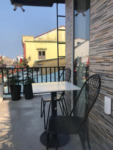 un tavolo bianco e sedie su un balcone con vista di Homie Hoi An a Hoi An