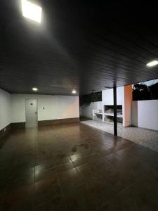 eine leere Parkgarage mit einem großen Zimmer mit Licht in der Unterkunft Hermosa y amplia casa en Roldán in Roldán