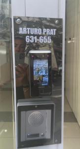 uma fotografia de uma máquina de telemóvel numa loja em Apartamento en Santiago centro cerca de movistar arena, caupolican em Santiago