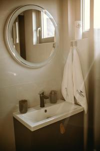 een badkamer met een wastafel en een spiegel bij Chill House 2,0 in Długosiodło