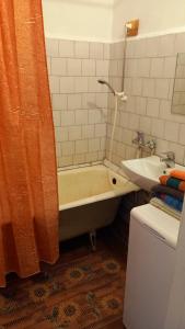y baño con bañera, lavamanos y bañera. en Majakovski Guesthouse, en Sillamäe