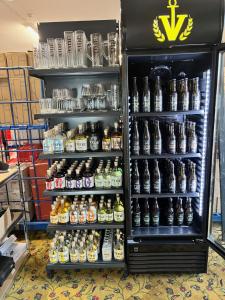 um frigorífico cheio de garrafas de refrigerante em Vareler Brauhaus-Hotel em Varel