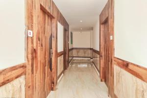 un pasillo con paredes de madera y un pasillo con puertas en Collection O Hotel Surabhi, en Surūrnagar