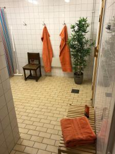a bathroom with orange towels hanging on the wall at Bogesund Slottsvandrarhem in Vaxholm