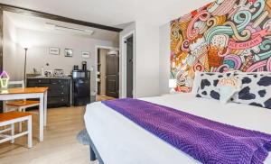 Ένα ή περισσότερα κρεβάτια σε δωμάτιο στο Minutes to Woodstock Hiking Ben & Jerry Suite