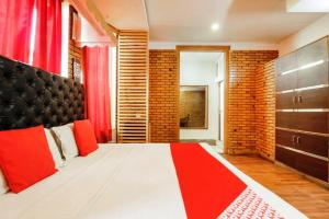 Una cama o camas en una habitación de Ganga Hotel Near Mall Road