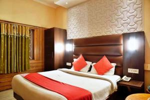 מיטה או מיטות בחדר ב-Ganga Hotel Near Mall Road