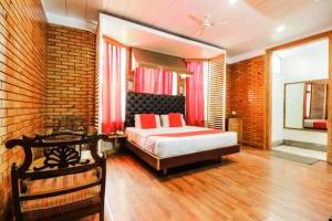 Ein Bett oder Betten in einem Zimmer der Unterkunft Ganga Hotel Near Mall Road