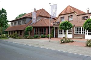 un edificio al lado de una calle en Vareler Brauhaus-Hotel, en Varel