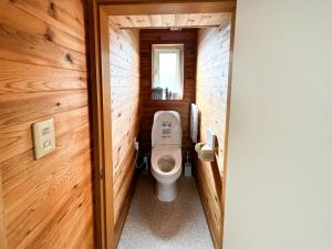 白老町にあるベースしらおい　モール温泉付きの小さなバスルーム(木製の壁のトイレ付) +4枚の写真