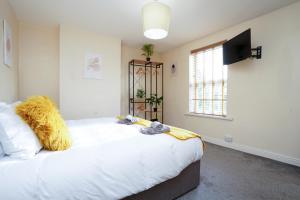 a bedroom with a large white bed with stuffed animals on it at Beautiful House with Parking in Wibsey