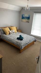 een slaapkamer met een bed met een kussen erop bij Brownsea Island View Penthouse in Poole