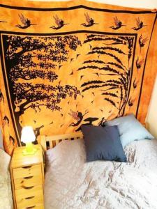 um quarto com uma cama com uma cabeceira de madeira em Bogyó Kert em Nagymaros