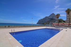 - une piscine avec vue sur l'océan dans l'établissement Apartamento Calpe Mediterráneo 1º línea, à Calp