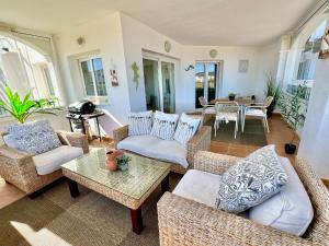 un salon avec des canapés et une table dans l'établissement Hacienda Riquelme Golf Resort Fantastic Apartment, à Sucina