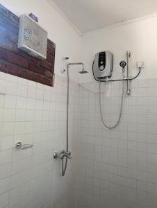 bagno con doccia e condizionatore a muro di Hive Ella - Hostel a Ella