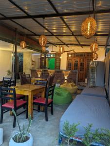 un patio con tavolo, sedie e luci di Hive Ella - Hostel a Ella