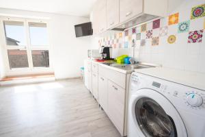 een keuken met een wasmachine en een wasmachine bij Camera Ponente - vista mare, spiaggia a 300m in Golfo Aranci