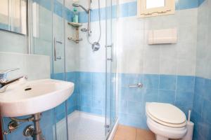 een badkamer met een toilet, een wastafel en een douche bij Camera Ponente - vista mare, spiaggia a 300m in Golfo Aranci +17 foto's