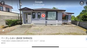 een website van een klein huis met een foto ervan bij Base Shiraoi with Mall Onsen in Shiraoi